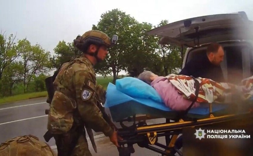 Життя у зоні постійного ураження: поліцейські «Білого янгола» продовжують евакуацію жителів Нікопольщини Життя у зоні постійного ураження: поліцейські «Білого янгола» продовжують евакуацію жителів Нікопольщини