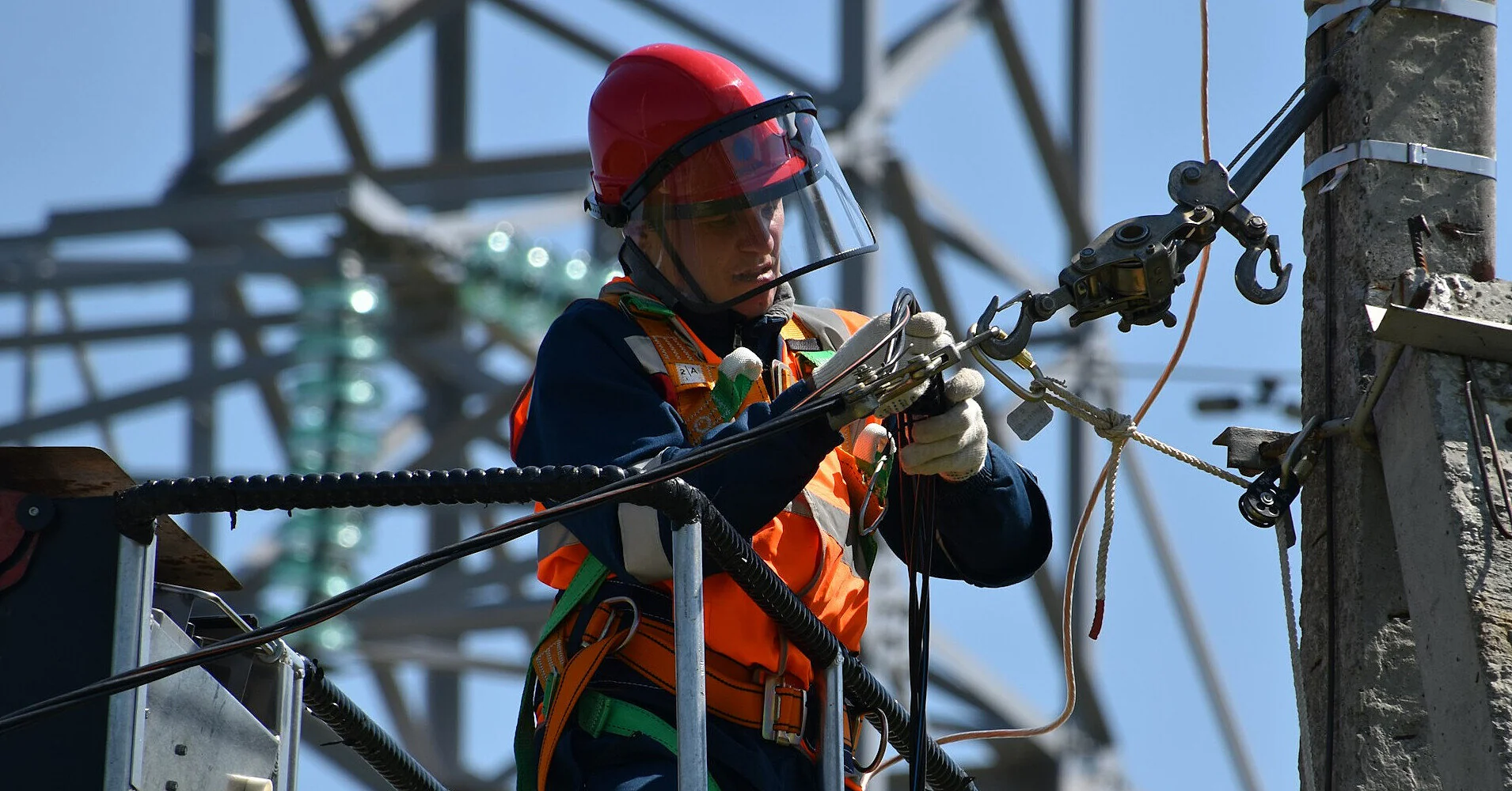 Доплати отримають понад 12 тисяч працівників, які відновлювали інфраструктуру після атак