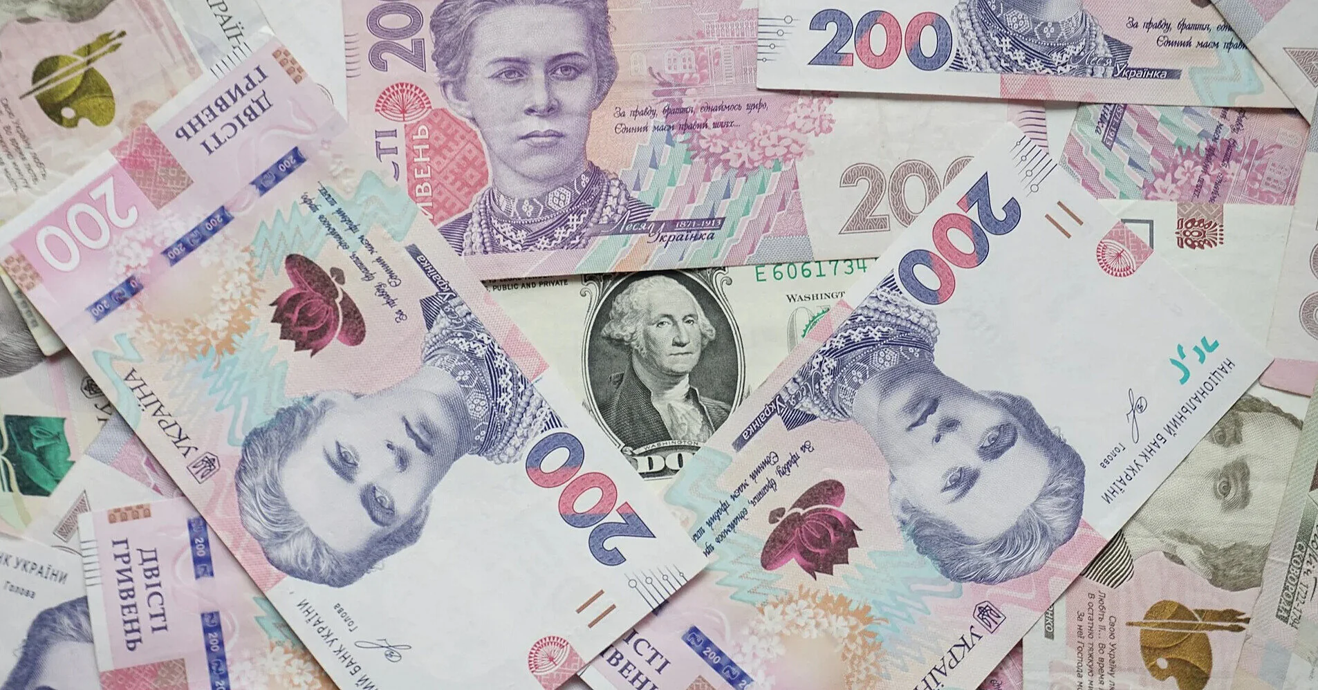 Валютний ринок “у тумані”: що буде з гривнею у травні