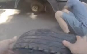 У Кривому Розі патрульні допомогли водієві привести автівку у справний стан У Кривому Розі патрульні допомогли водієві привести автівку у справний стан