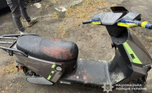 У Дніпрі поліцейські викрили рецидивіста, який викрав електроскутер У Дніпрі поліцейські викрили рецидивіста, який викрав електроскутер