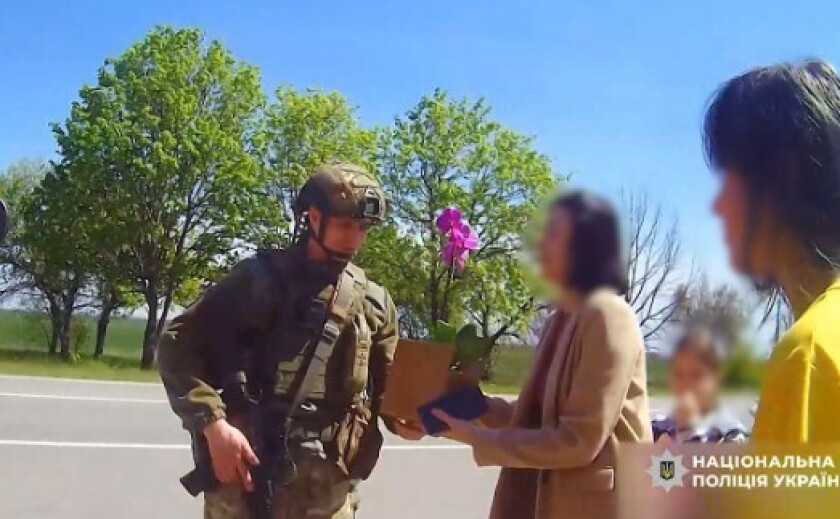 «Ми з дітьми встигли вийти, а двоє зятів отримали поранення через атаку ворожого дрона»: поліцейські «Білого янгола» евакуюють родини з дітьми з прифронтових громад «Ми з дітьми встигли вийти, а двоє зятів отримали поранення через атаку ворожого дрона»: поліцейські «Білого янгола» евакуюють родини з дітьми з прифронтових громад
