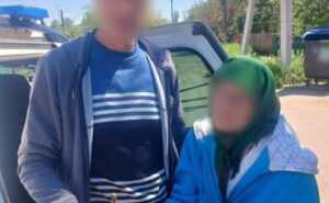 Блукала вулицею, всіяною оптоволокном та залишками здетонованих дронів: патрульні Нікополя допомогли літній жінці повернутися додому