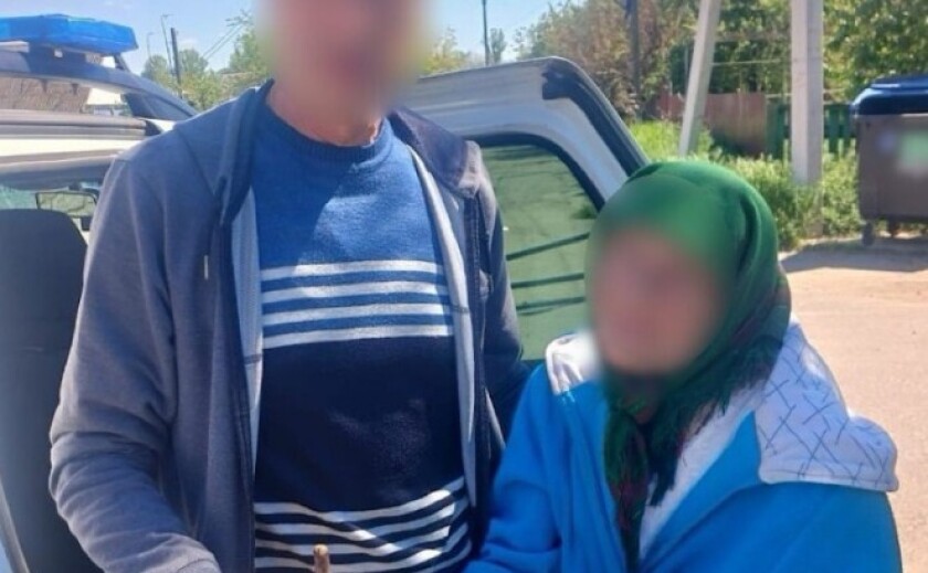 Блукала вулицею, всіяною оптоволокном та залишками здетонованих дронів: патрульні Нікополя допомогли літній жінці повернутися додому Блукала вулицею, всіяною оптоволокном та залишками здетонованих дронів: патрульні Нікополя допомогли літній жінці повернутися додому
