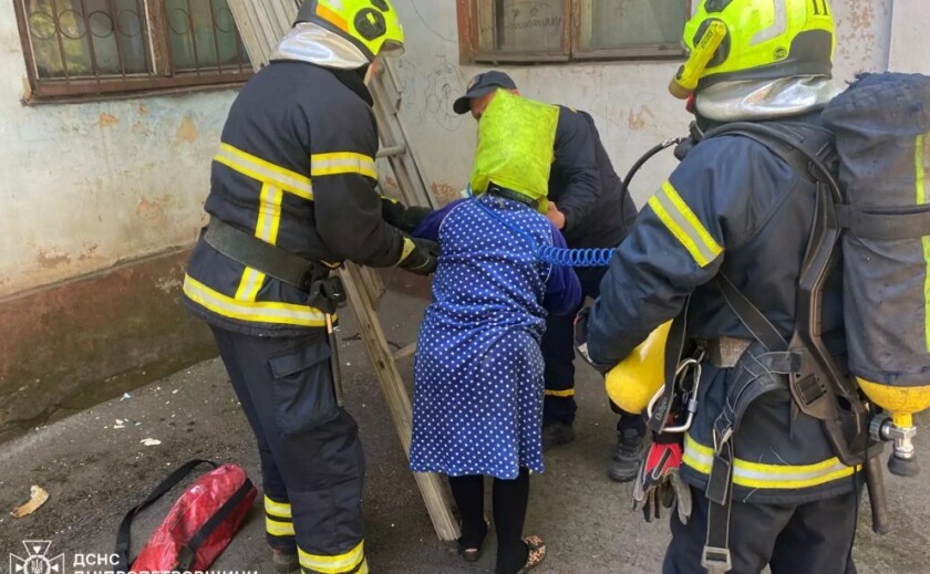 Криворізький район: рятувальники ліквідували пожежу у двоповерховому житловому будинку та врятували 8 осіб