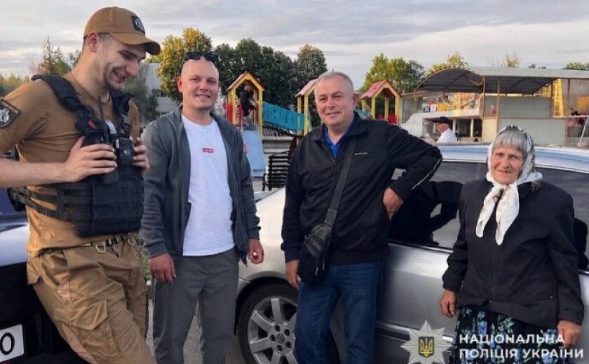 Життя на межі: поліцейський офіцер Покровської сільської громади допоміг родині виїхати з-під обстрілів
