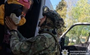 У дитинство без звуків ворожої артилерії та дронів: спец екіпаж поліції «Білі янголи» продовжує евакуювати родини з дітьми з прибережних населених пунктів Нікопольського району