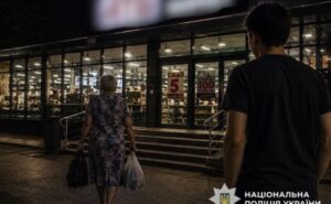 Пограбував пенсіонерку та зняв гроші з її банківської картки: у Покрові слідчі повідомили про підозру 15-річному хлопцю за вчинення майнових злочинів Пограбував пенсіонерку та зняв гроші з її банківської картки: у Покрові слідчі повідомили про підозру 15-річному хлопцю за вчинення майнових злочинів