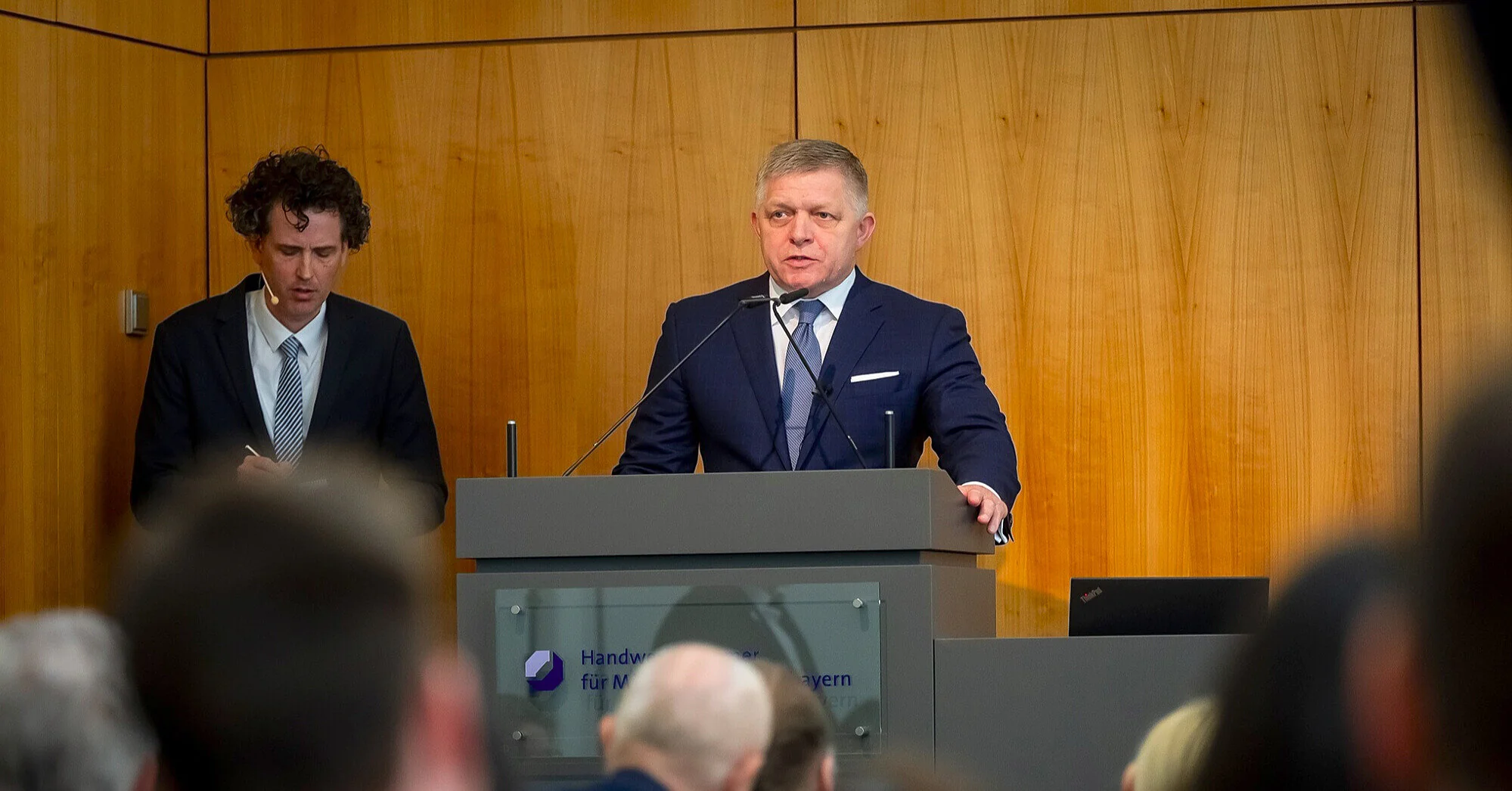 ЗМІ дізналися, через які країни Фіцо полетить до Москви на парад 9 травня