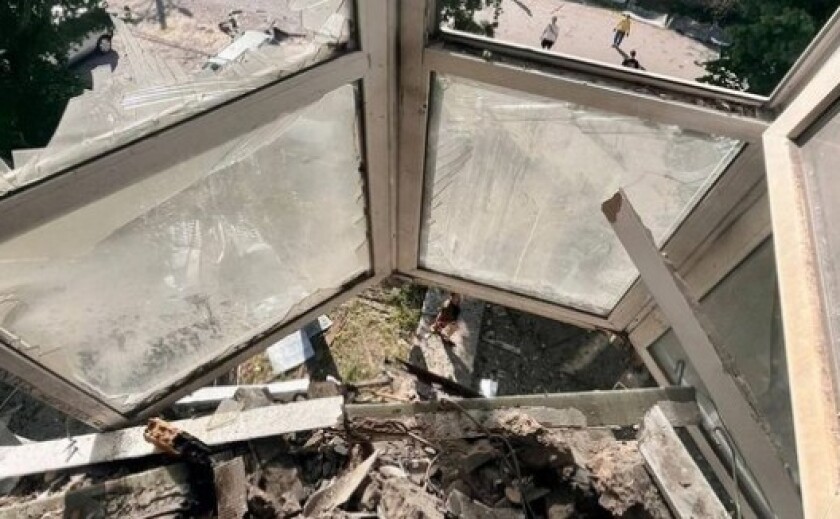 У Дніпрі ворог вдарив по двох багатоповерхівках: інформація щодо постраждалих з’ясовується У Дніпрі ворог вдарив по двох багатоповерхівках: інформація щодо постраждалих з’ясовується