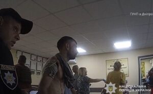 Вечірній артобстріл Нікополя та евакуація поранених: бодікамери поліцейських зафіксували наслідки суботнього удару по пʼятиповерхівках, де поранень зазнали семеро людей Вечірній артобстріл Нікополя та евакуація поранених: бодікамери поліцейських зафіксували наслідки суботнього удару по пʼятиповерхівках, де поранень зазнали семеро людей