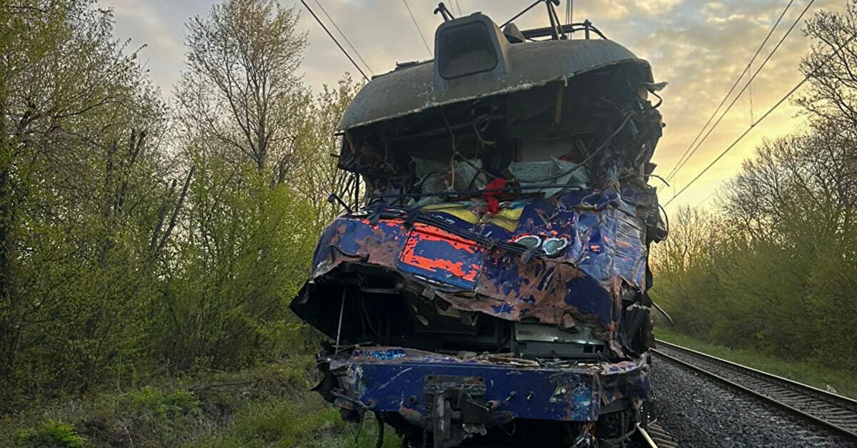На Львівщині пасажирський потяг зіткнувся з автокраном: загинув машиніст