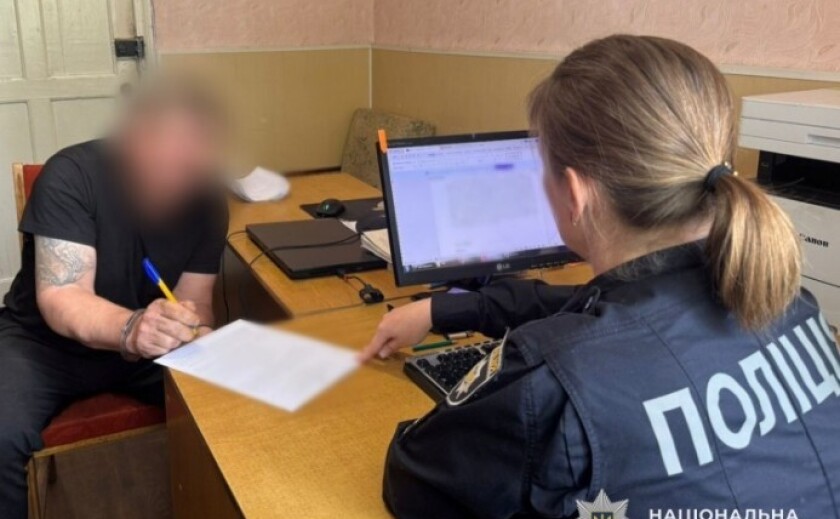 Завдав ножового поранення: у Кам`янському районі поліцейські затримали підозрюваного Завдав ножового поранення: у Кам`янському районі поліцейські затримали підозрюваного