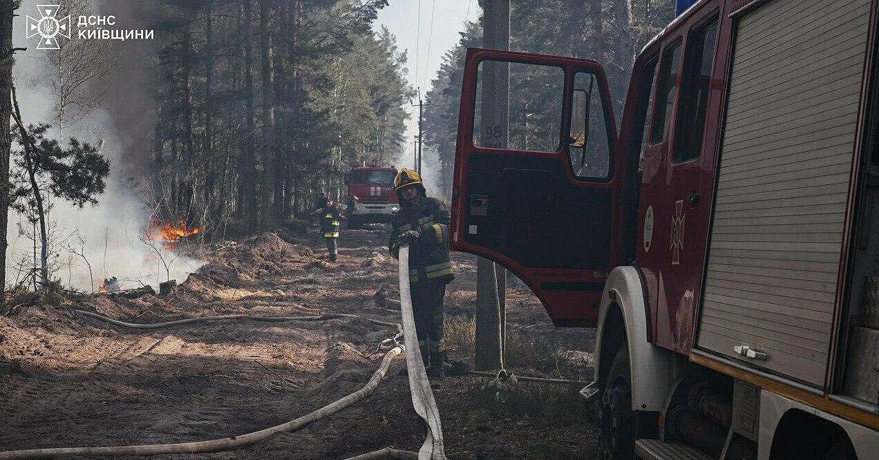 У Чорнобильській зоні масштабна лісова пожежа, ситуація ускладнюється – ДСНС