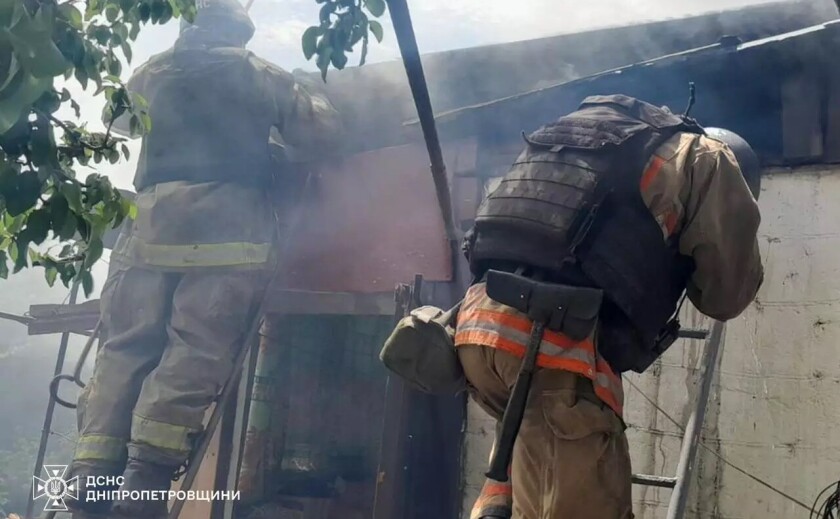 У Нікополі росіяни вдруге атакували рятувальників під час гасіння пожежі У Нікополі росіяни вдруге атакували рятувальників під час гасіння пожежі