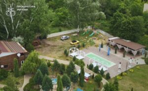 У Самарі підприємець захопив майже гектар лісу та облаштував базу відпочинку У Самарі підприємець захопив майже гектар лісу та облаштував базу відпочинку