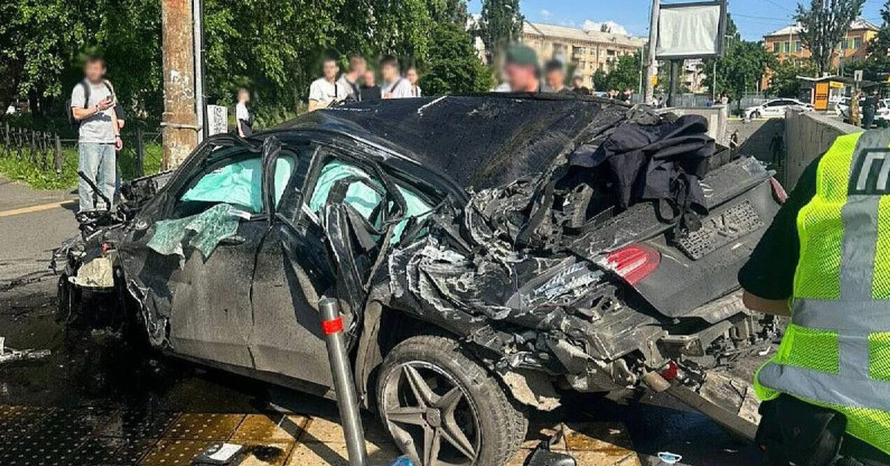 У Києві Mercedes вилетів на пішохідну зону: загинули чотири людини