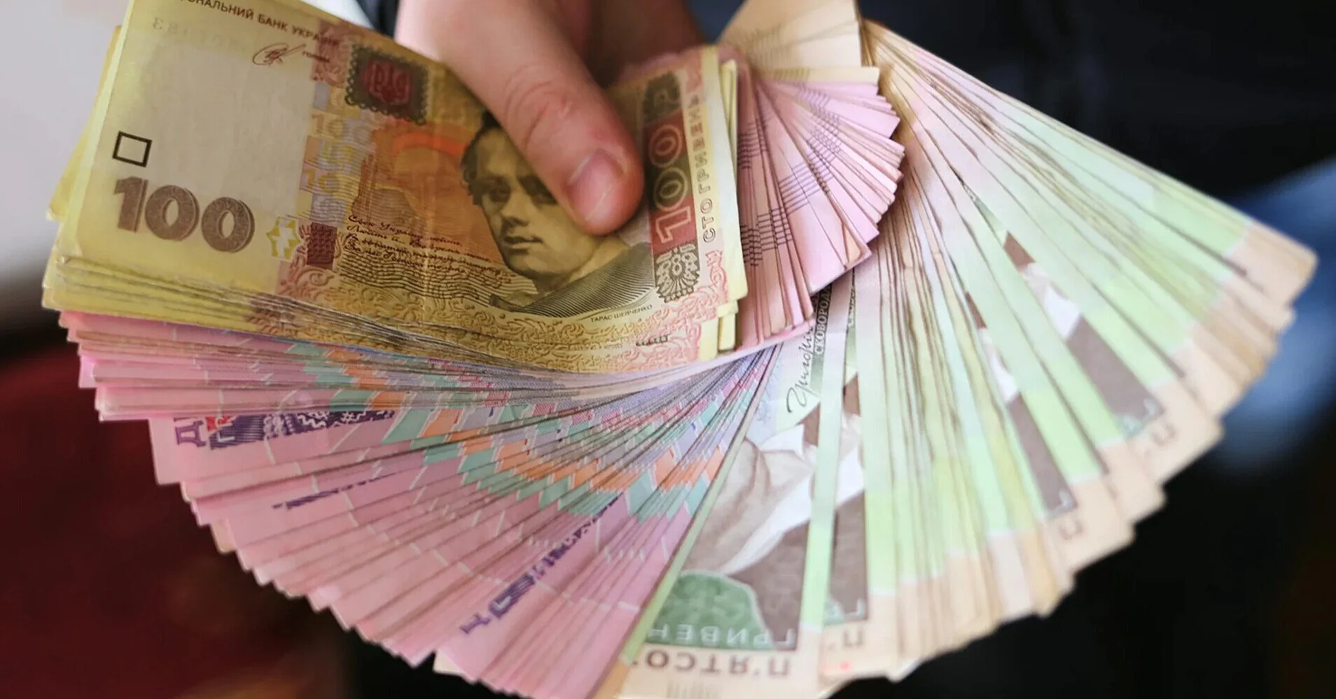 В Україні зберігається розрив у зарплатах: скільки отримують чоловіки й жінки