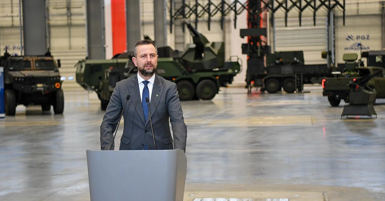 Міністр оборони Польщі записав звернення до українців через скандал з підрозділом на честь УПА