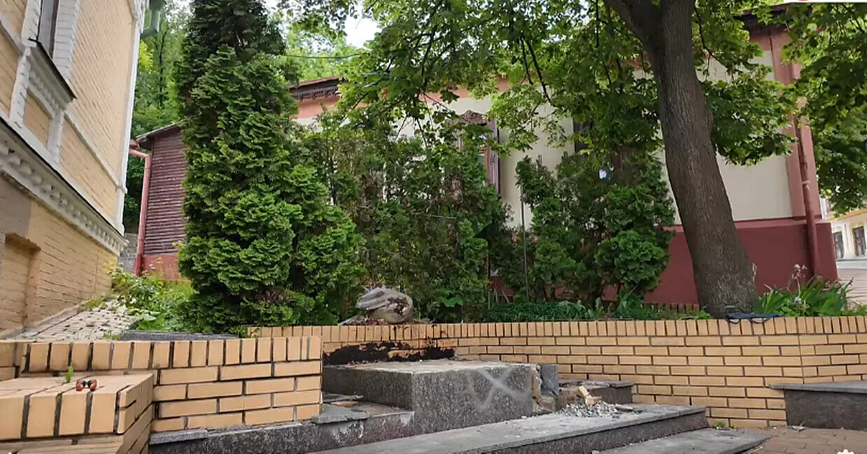 У Києві демонтували пам’ятник Булгакову на Андріївському узвозі