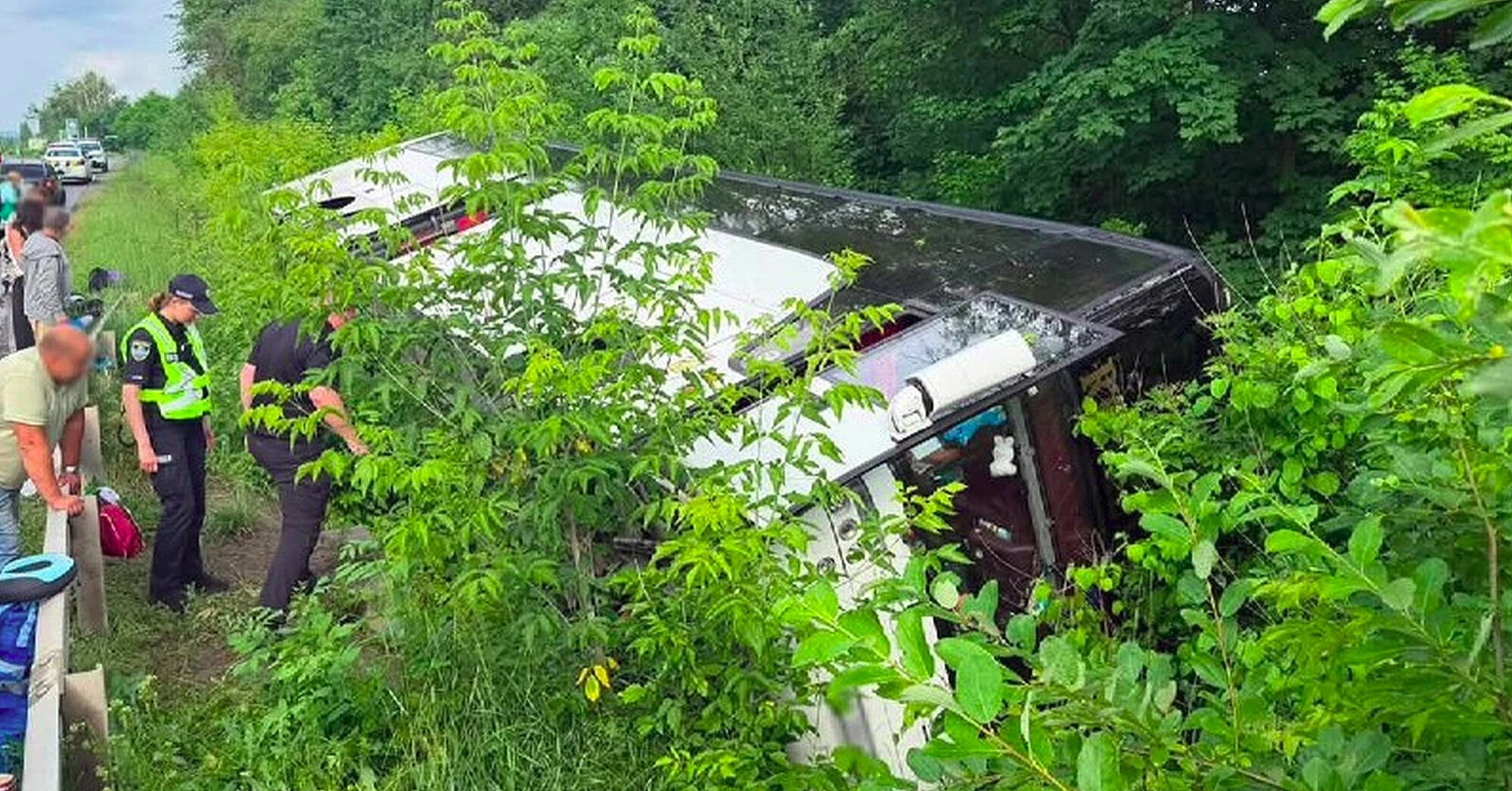 На Хмельниччині перекинувся туристичний автобус з пасажирами На Хмельниччині перекинувся туристичний автобус з пасажирами