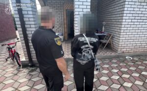 Кривому Розі викрили шахрайок, які виманювали гроші під виглядом соцвиплат і компенсацій за зруйноване житло Кривому Розі викрили шахрайок, які виманювали гроші під виглядом соцвиплат і компенсацій за зруйноване житло