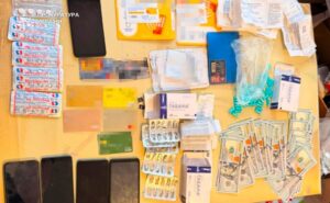 Метадон у колонію через пошту: на Дніпропетровщині викрили наркотрафік за участю працівника в’язниці Метадон у колонію через пошту: на Дніпропетровщині викрили наркотрафік за участю працівника в’язниці