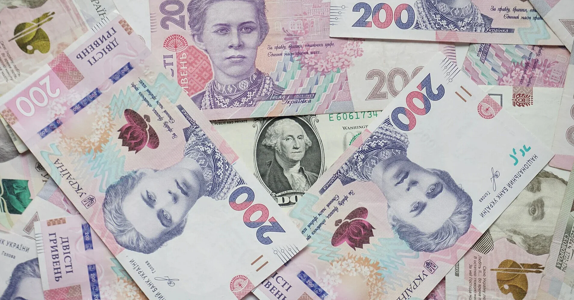 Долар різко пішов угору: три причини тиску на гривню Долар різко пішов угору: три причини тиску на гривню