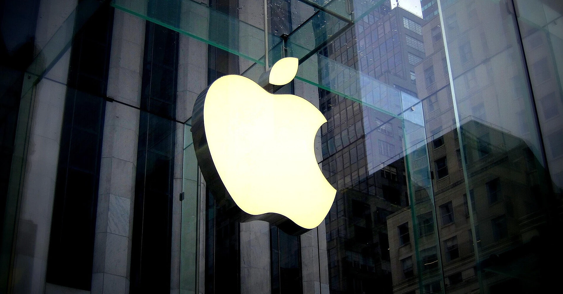 Apple і Microsoft піднімають ціни через AI-бум, акції виробника iPhone впали