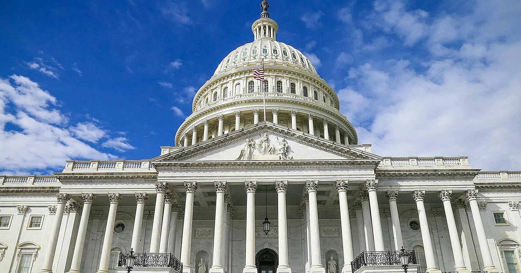 Сенатори США пропонують купувати зброю для України за російські активи