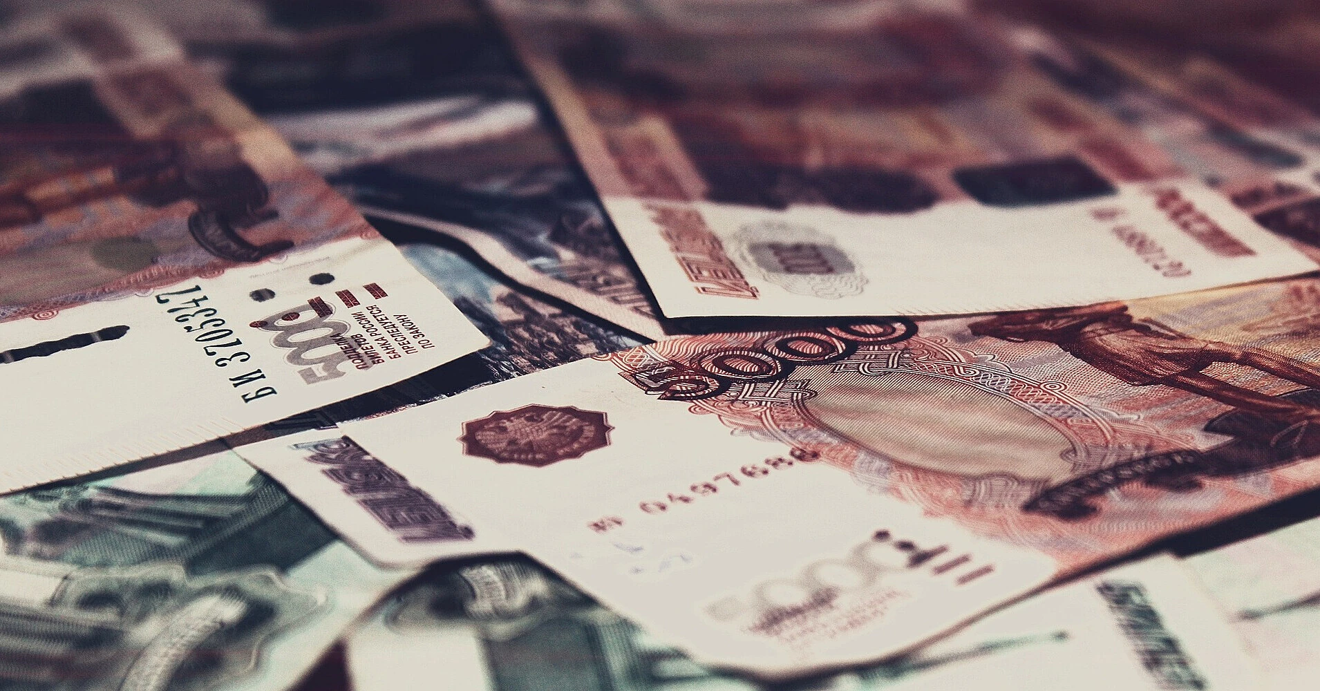 Обвал Мосбіржі: удари по НПЗ та падіння нафти посилили тиск на економіку РФ Обвал Мосбіржі: удари по НПЗ та падіння нафти посилили тиск на економіку РФ