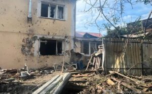 У Запоріжжі усувають наслідки російського обстрілу: пошкоджено 11 будинків У Запоріжжі усувають наслідки російського обстрілу: пошкоджено 11 будинків
