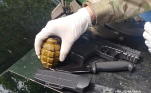 У Кам’янському у чоловіка знайшли гранатомети, вибухівку та сотні набоїв У Кам’янському у чоловіка знайшли гранатомети, вибухівку та сотні набоїв