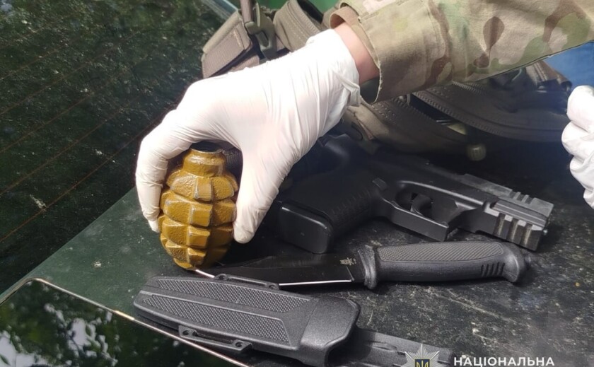 У Кам’янському у чоловіка знайшли гранатомети, вибухівку та сотні набоїв У Кам’янському у чоловіка знайшли гранатомети, вибухівку та сотні набоїв