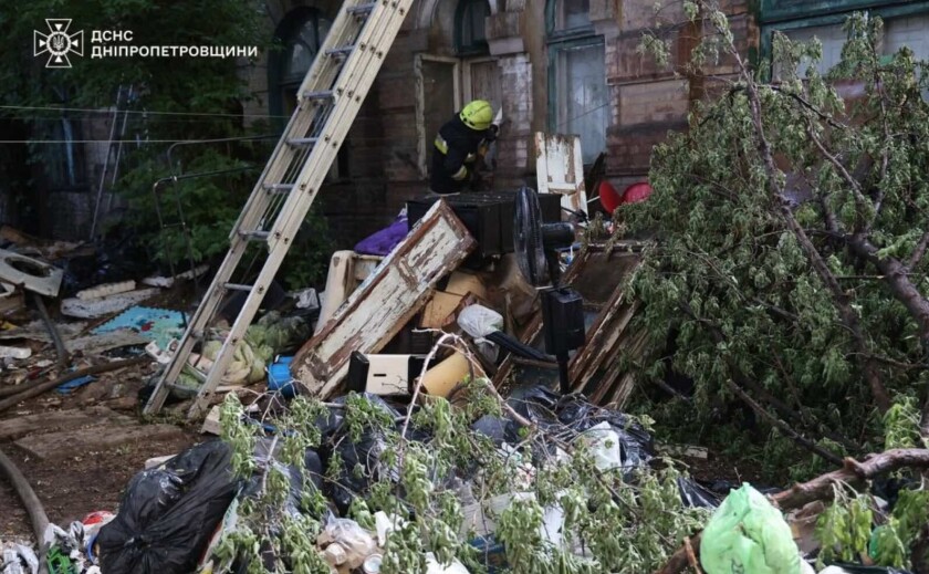 У центрі Дніпра горіла покинута будівля: пожежу гасили майже чотири години У центрі Дніпра горіла покинута будівля: пожежу гасили майже чотири години