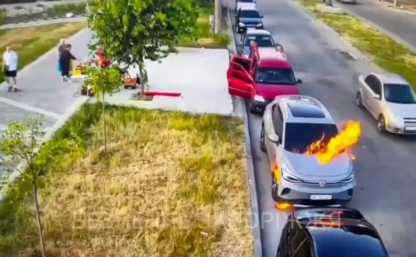 У Запоріжжі невідомий підпалив авто волонтера У Запоріжжі невідомий підпалив авто волонтера
