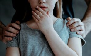 У Запоріжжі судитимуть 33-річного чоловіка, який ґвалтував малолітню доньку співмешканки
