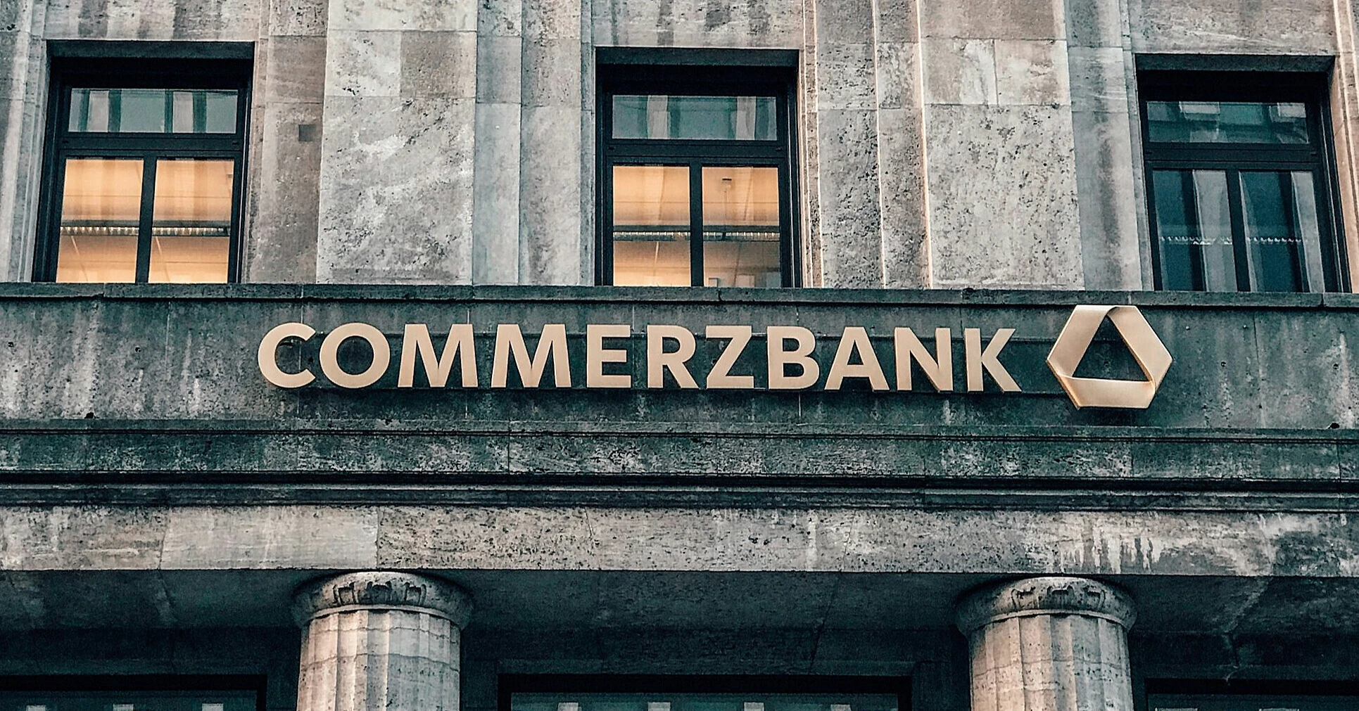 Уряд Німеччини відмовилася від пропозиції UniCredit про поглинання Commerzbank Уряд Німеччини відмовилася від пропозиції UniCredit про поглинання Commerzbank