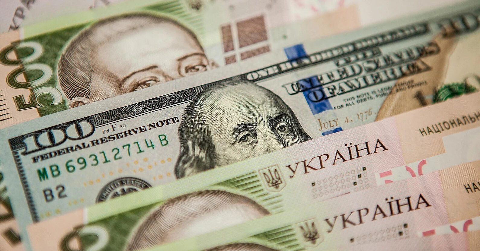 Рішення ФРС вдарило по гривні, НБУ довелося продавати валюту