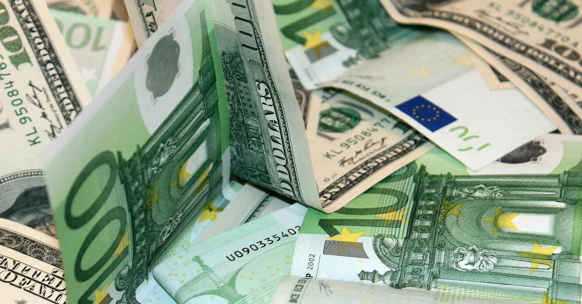 Євро різко подешевшав, долар утримали нижче 45 гривень Євро різко подешевшав, долар утримали нижче 45 гривень