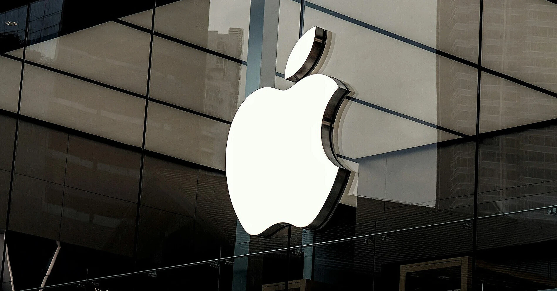 Apple стала другою компанією в історії з капіталізацією  трлн