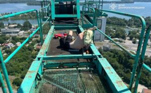У Дніпрі рятувальники зняли травмованого чоловіка зі 100-метрового будівельного крану