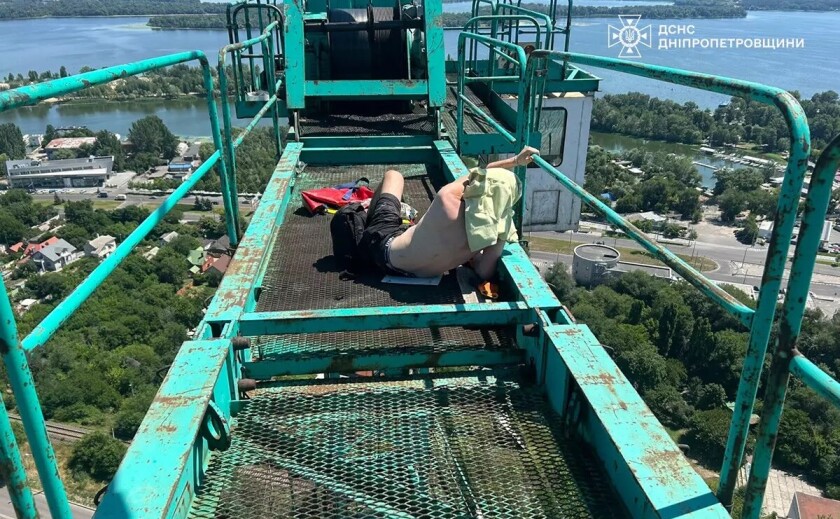 У Дніпрі рятувальники зняли травмованого чоловіка зі 100-метрового будівельного крану
