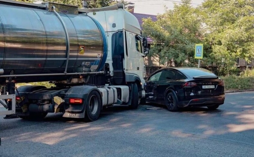 У Дніпрі на перехресті зіткнулися Tesla та бензовоз: подробиці ДТП