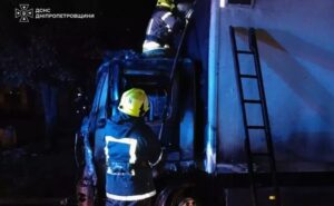 У Кривому Розі посеред ночі спалахнув Mercedes: вогнеборці ліквідували займання
