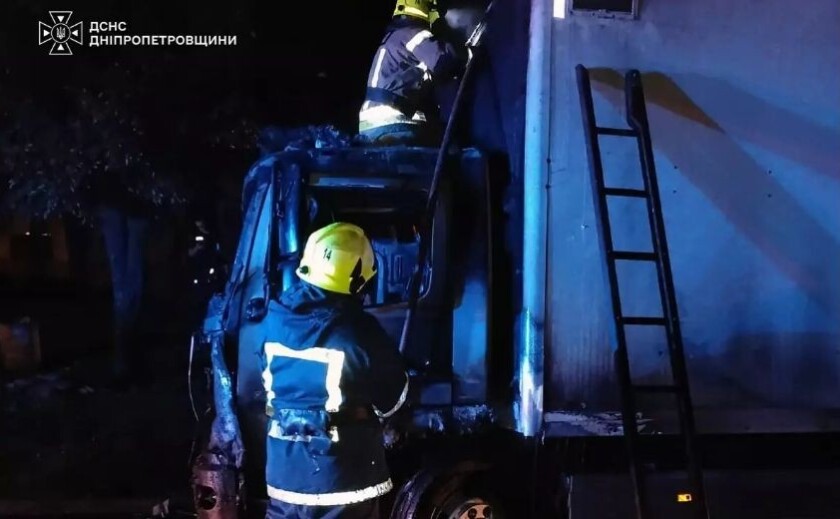 У Кривому Розі посеред ночі спалахнув Mercedes: вогнеборці ліквідували займання У Кривому Розі посеред ночі спалахнув Mercedes: вогнеборці ліквідували займання