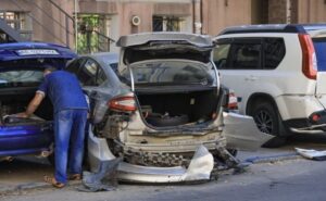 Ледь тримався на ногах: у центрі Дніпра п’яний водій Mazda протаранив чотири автомобілі