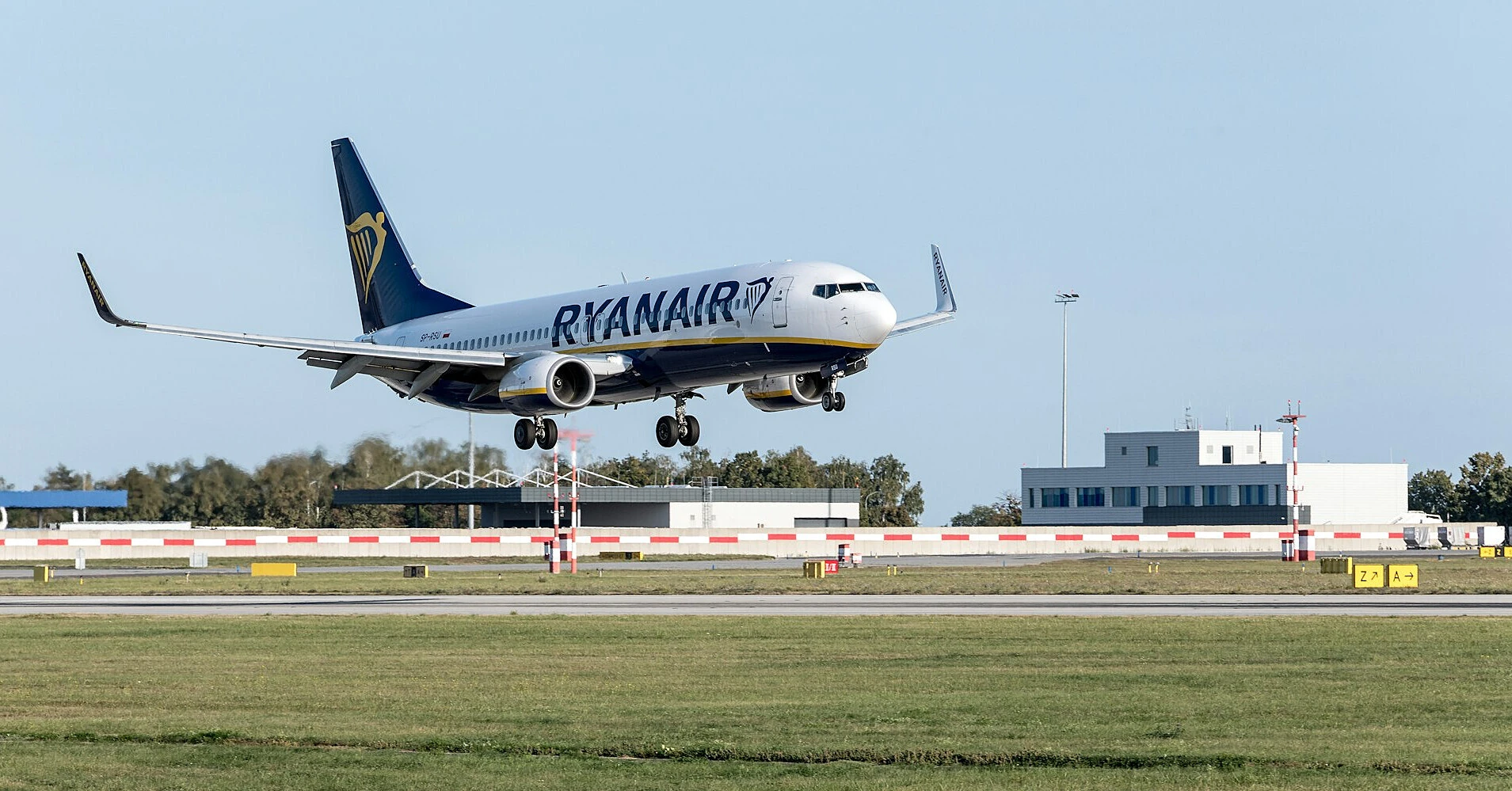 Пасажира Ryanair ледь не витягнуло у розбите вікно: що відомо про лякаючий інцидент у небі
