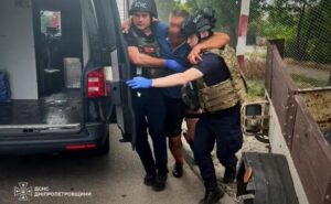На Дніпропетровщині під час повторного обстрілу постраждали троє працівників місцевої пожежної охорони На Дніпропетровщині під час повторного обстрілу постраждали троє працівників місцевої пожежної охорони