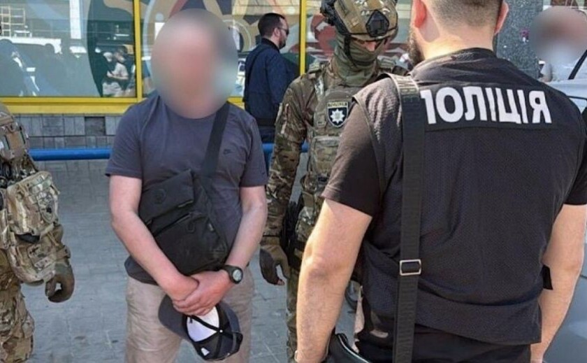 Допомагав чоловікам тікати з країни: до суду скеровано обвинувальний акт стосовно організатора схеми незаконного виїзду за кордон Допомагав чоловікам тікати з країни: до суду скеровано обвинувальний акт стосовно організатора схеми незаконного виїзду за кордон